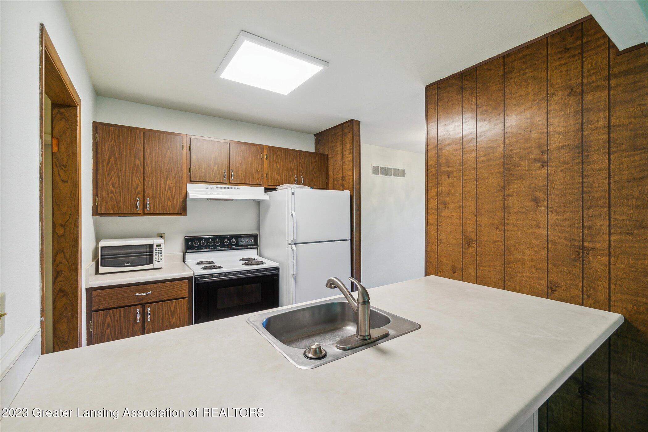 3940 Hunters Ridge Drive, Unit 3 Lansing, MI 48911 - Photo 13 of 35 13-3940-Hunters-Ridge-Dr-Unit-3-Lansing-
