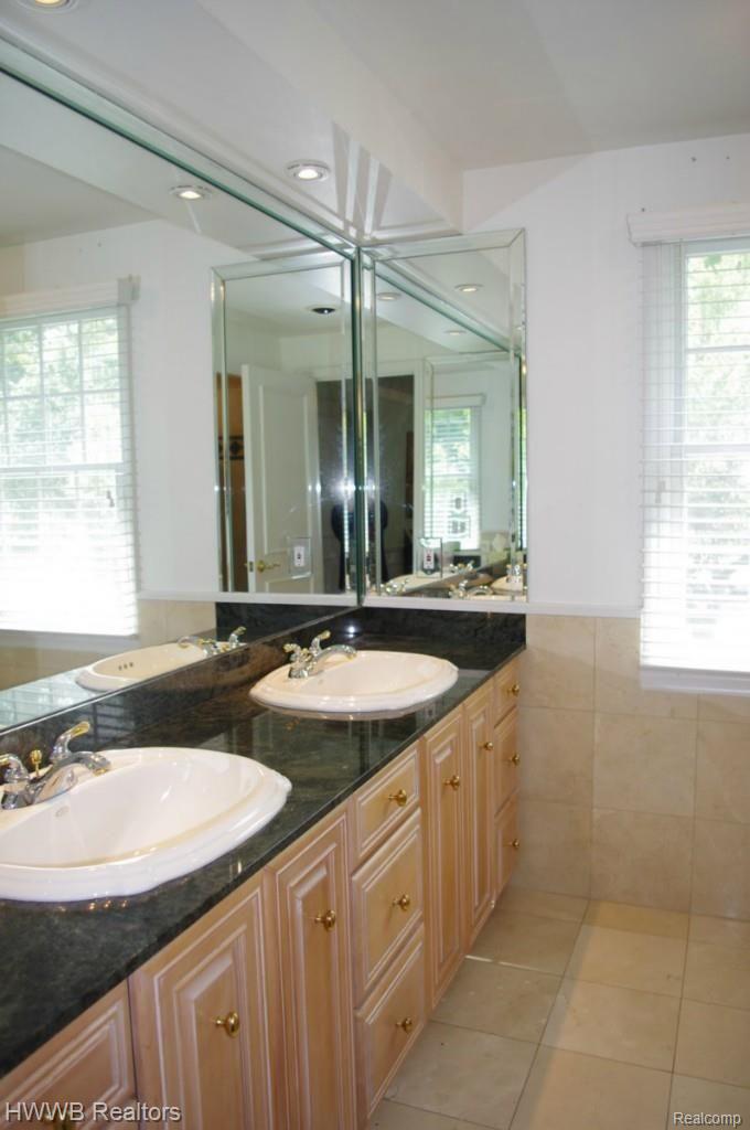 1173 Covington Road Bloomfield Hills, MI 48301 - Photo 15 of 27 Guest Bath