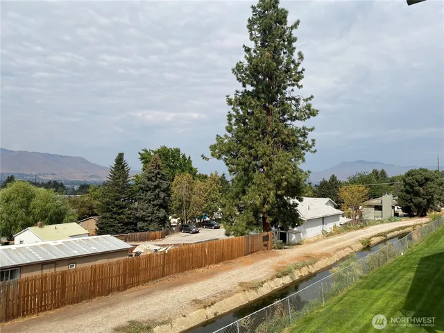 $450,000 | 520 11th Street Northeast, Unit 21, East Wenatchee, WA 98802