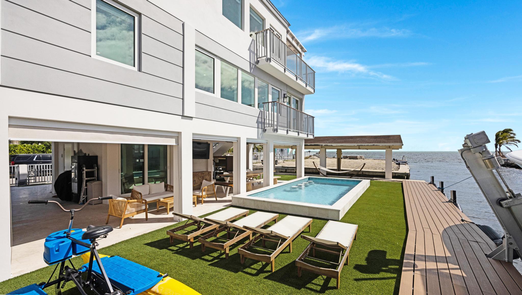 704 Grouper Lane Key Largo, FL 33037 - Photo 3 of 26 Exterior 6