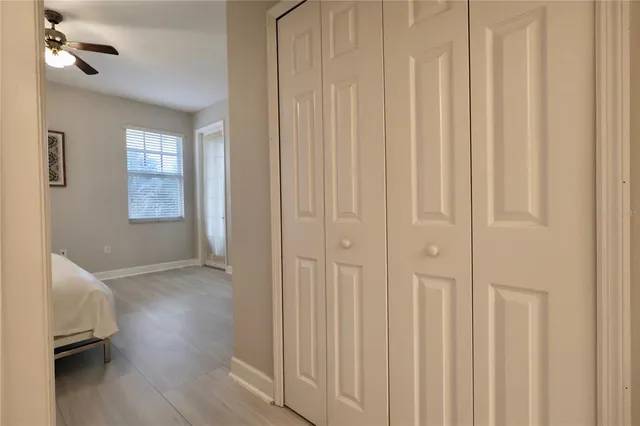 a view of entryway with window