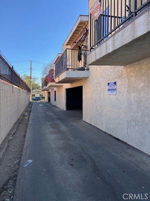 839 North Summit Avenue Pasadena, CA 91103 - Photo 8 of 27 a view of a house with a street