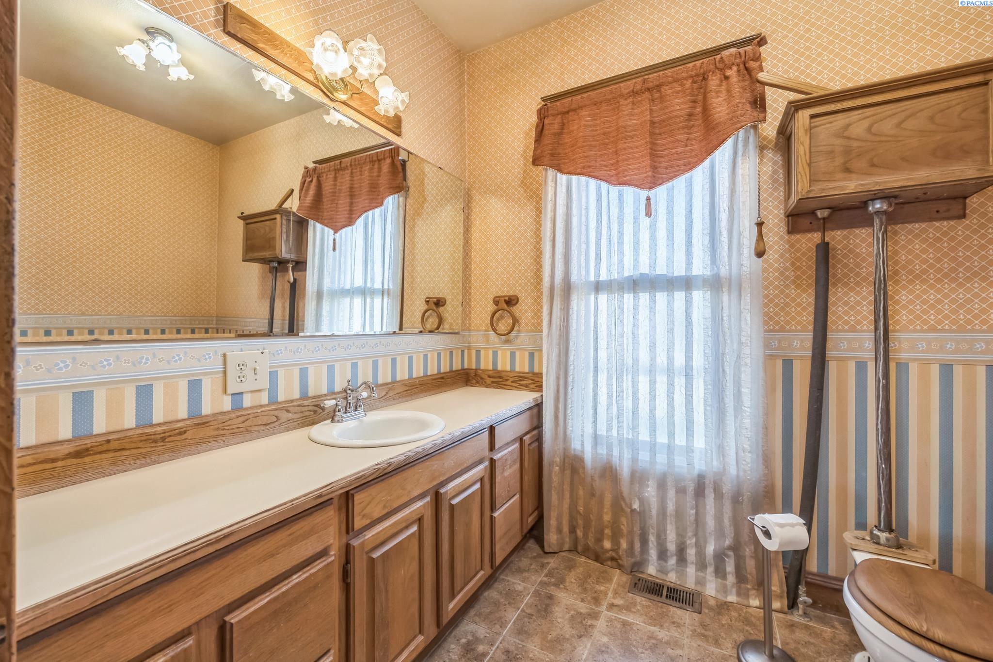 61 North Puterbaugh Road Grandview, WA 98930 - Photo 2 of 39 Gallery Image 2
