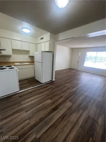 $925 | 595 South Royal Crest Circle, Unit 20, Las Vegas, NV 89169