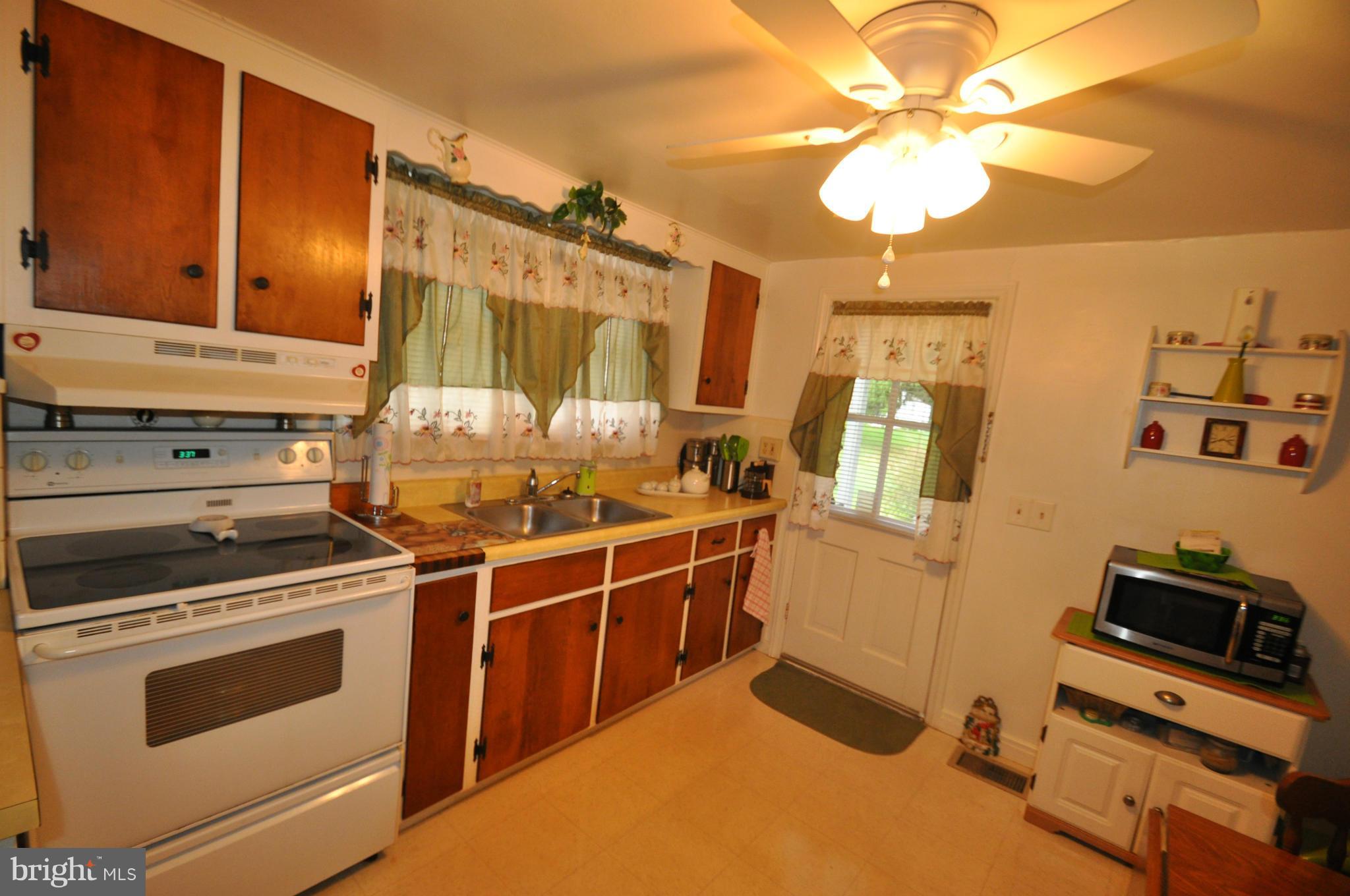 424 Uniontown Road Westminster, MD 21158 - Photo 4 of 9 BRIGHT AND CHEERFUL KITCHEN