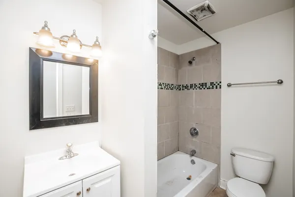 $2,200 | 4837 South St Lawrence Avenue, Unit 3, Chicago, IL 60615