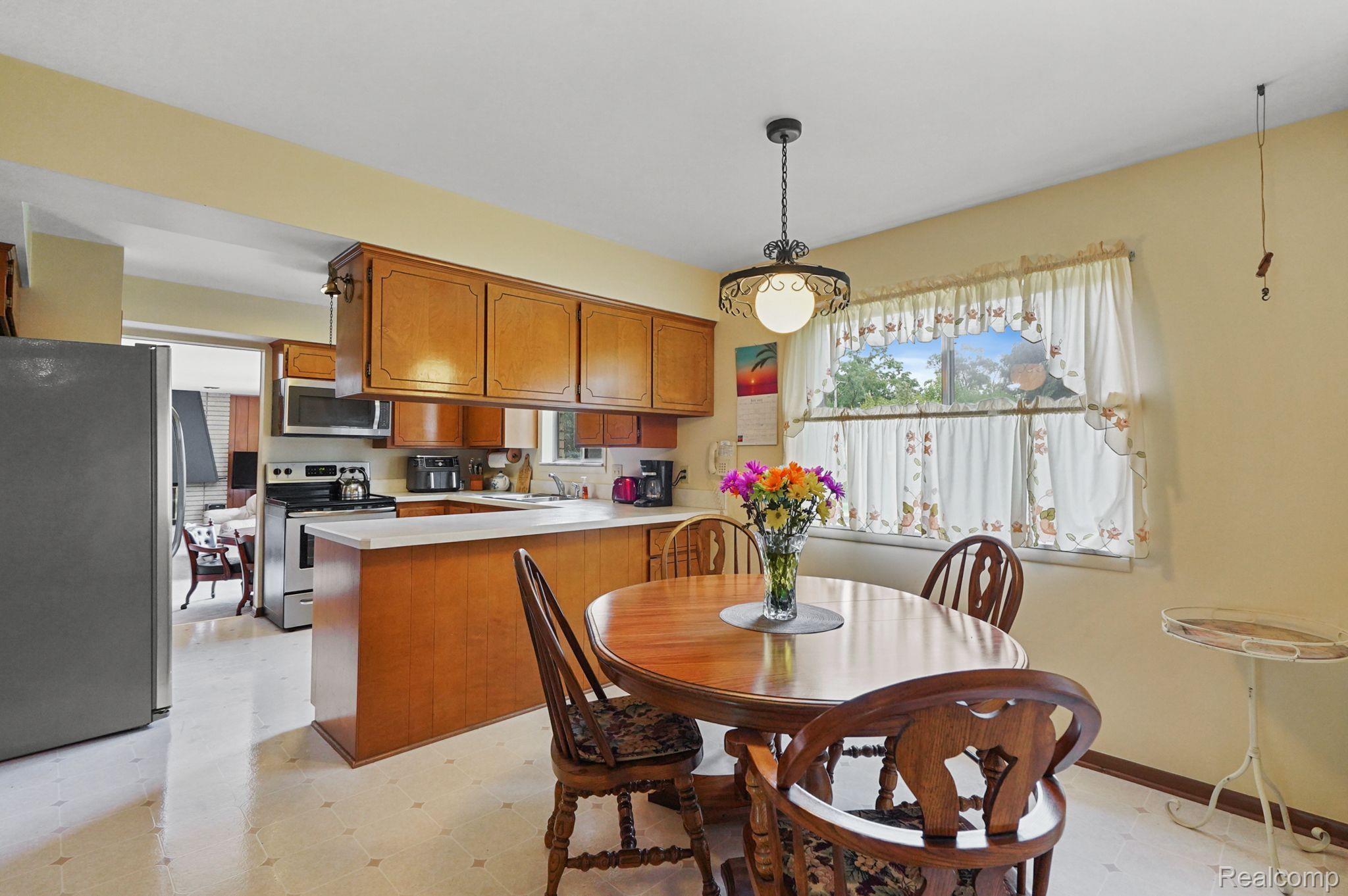 36241 Hardenburg Road Farmington, MI 48331 - Photo 5 of 21 Gallery Image 5