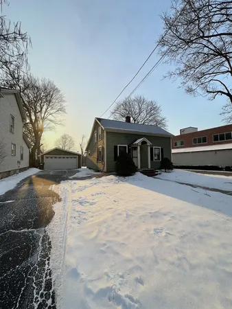 $2,000 | 300 North Madison Street, Woodstock, IL 60098