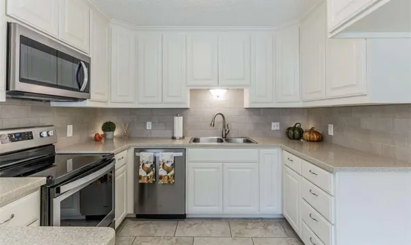 $279,950 | 832 Chateau Valee Circle, Bedford, TX 76022