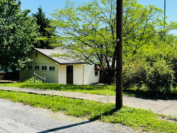 $130,000 | 208 West Poplar Street, Cobden, IL 62920