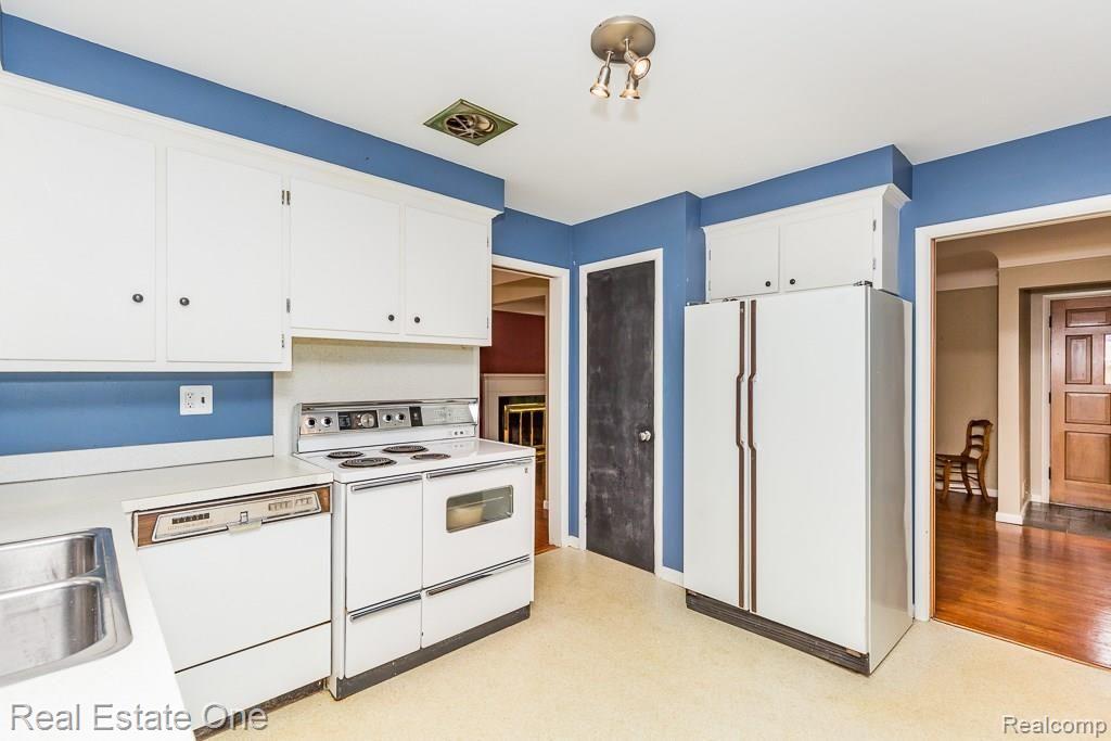 4017 Highfield Road Royal Oak, MI 48073 - Photo 9 of 25 Kitchen with chalkboard pantry door