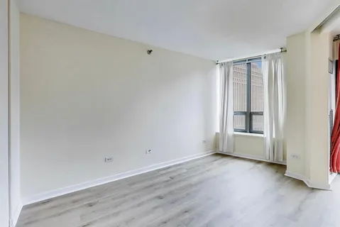 $299,900 | 400 North LaSalle Drive, Unit 1209, Chicago, IL 60654