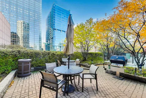 $299,900 | 400 North LaSalle Drive, Unit 1209, Chicago, IL 60654