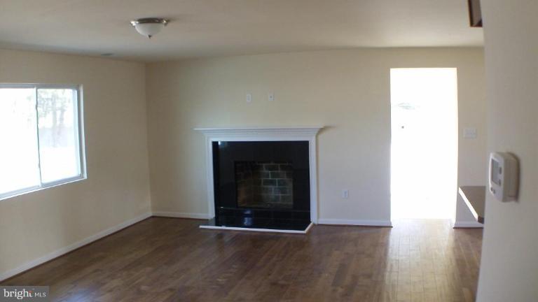 1827 Division Road Pasadena, MD 21122 - Photo 4 of 11 Living Room