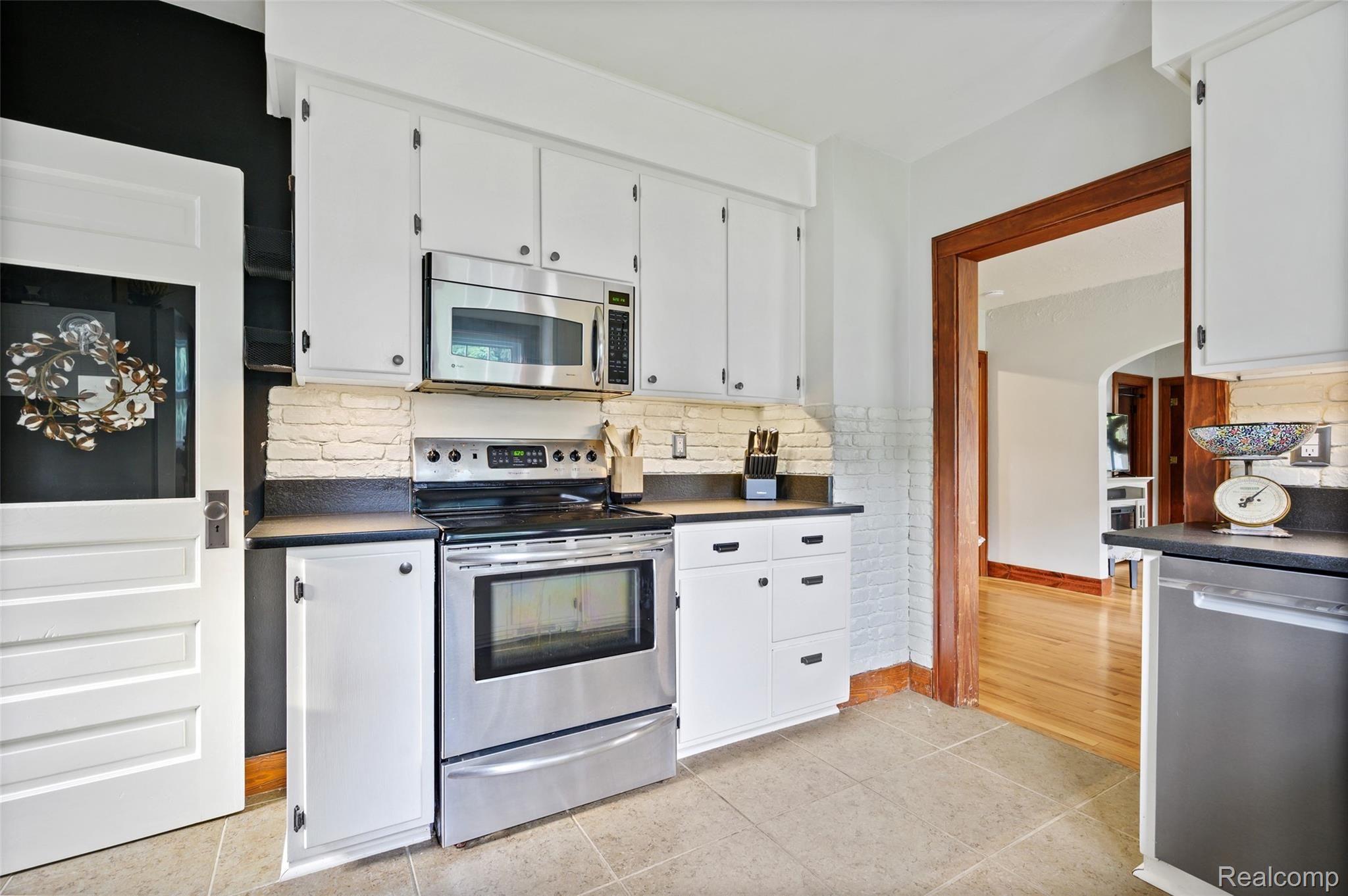 2866 Midvale Drive Rochester, MI 48309 - Photo 14 of 36 2866-Midvale-Dr (18).jpg