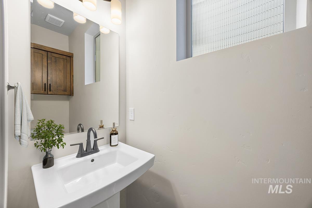 212 West Broyhill Street Meridian, ID 83642 - Photo 11 of 22 View of bathroom
