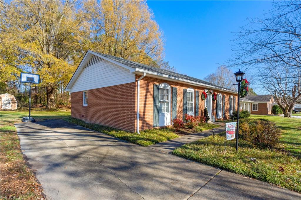 3324 Rockingham Road High Point, NC 27265 - Photo 5 of 29