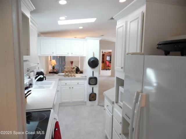 a view of kitchen with an oven