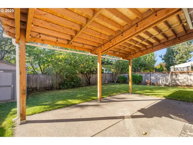 a view of a backyard