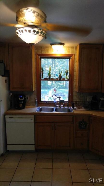 1412 Kroucher Road Stroudsburg, PA 18360 - Photo 19 of 40 a kitchen with a stove and a microwave