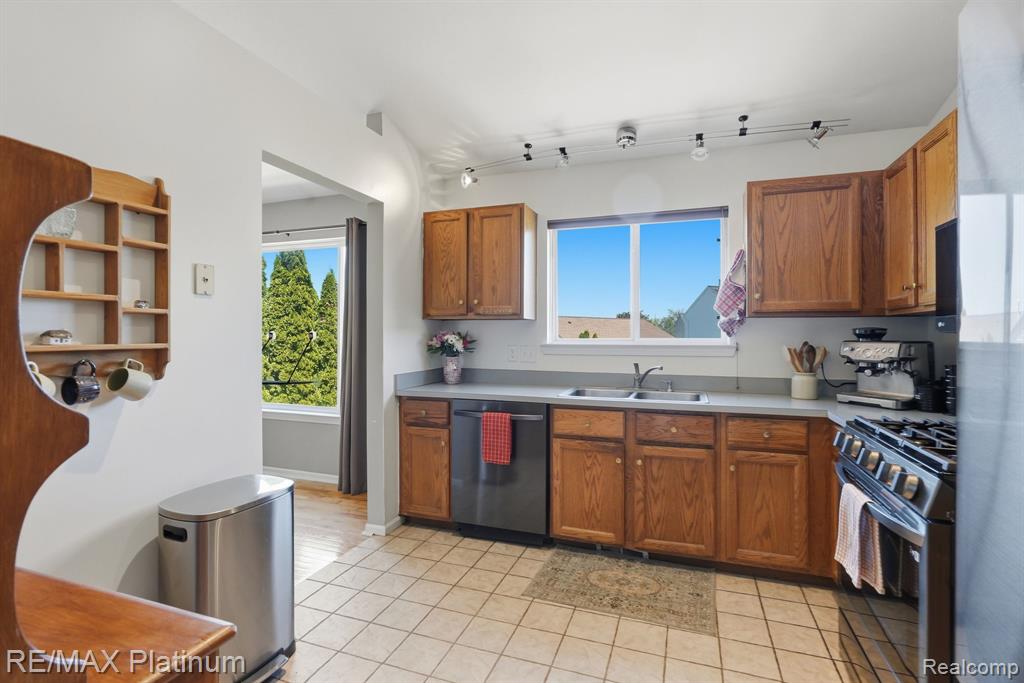 1714 Newgate Lane Howell, MI 48843 - Photo 8 of 27