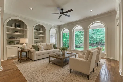 $1,100,000 | 168 West Shadowpoint Circle, The Woodlands, TX 77381