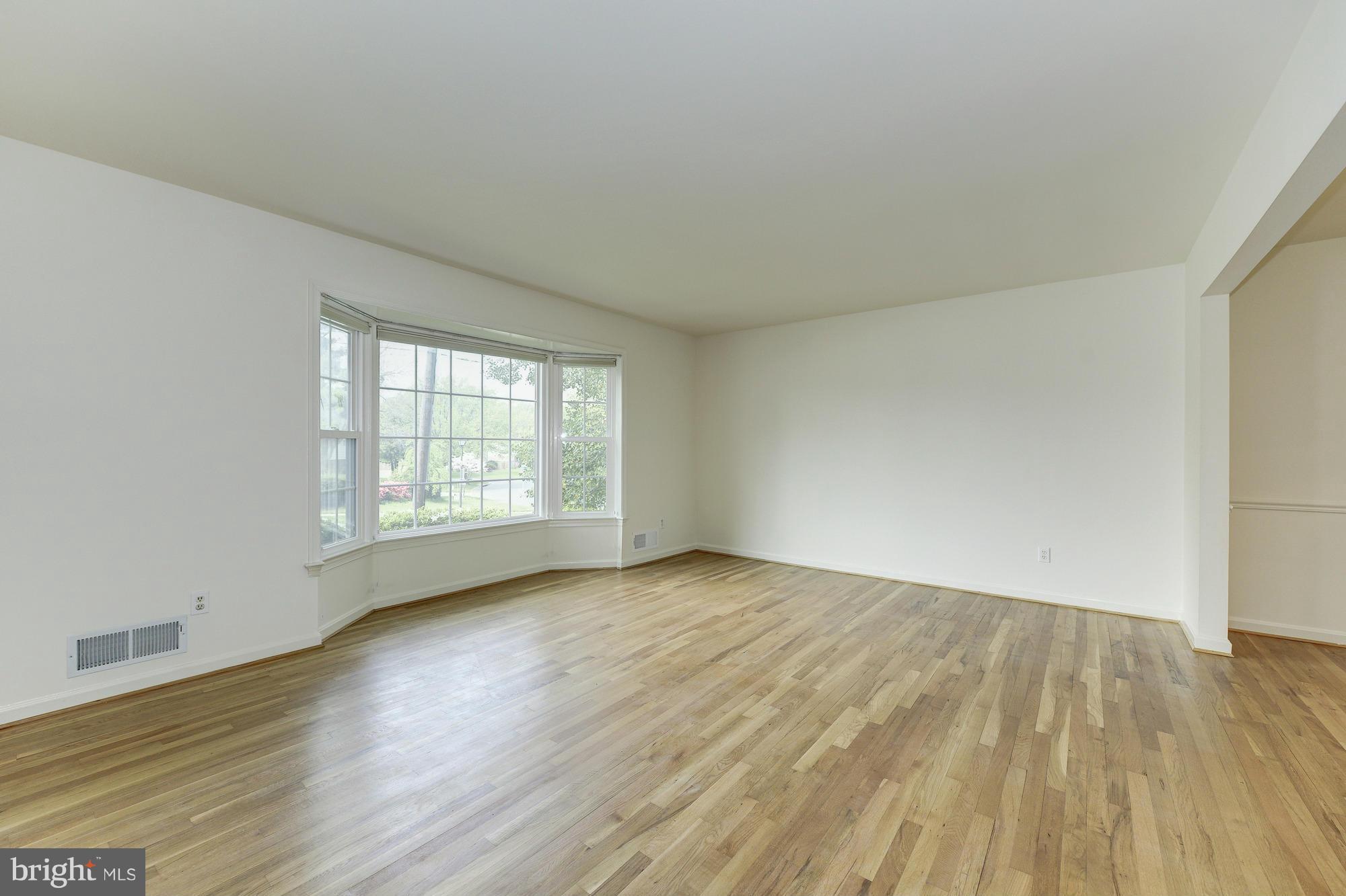 8400 Postoak Road Potomac, MD 20854 - Photo 4 of 26 Living Room