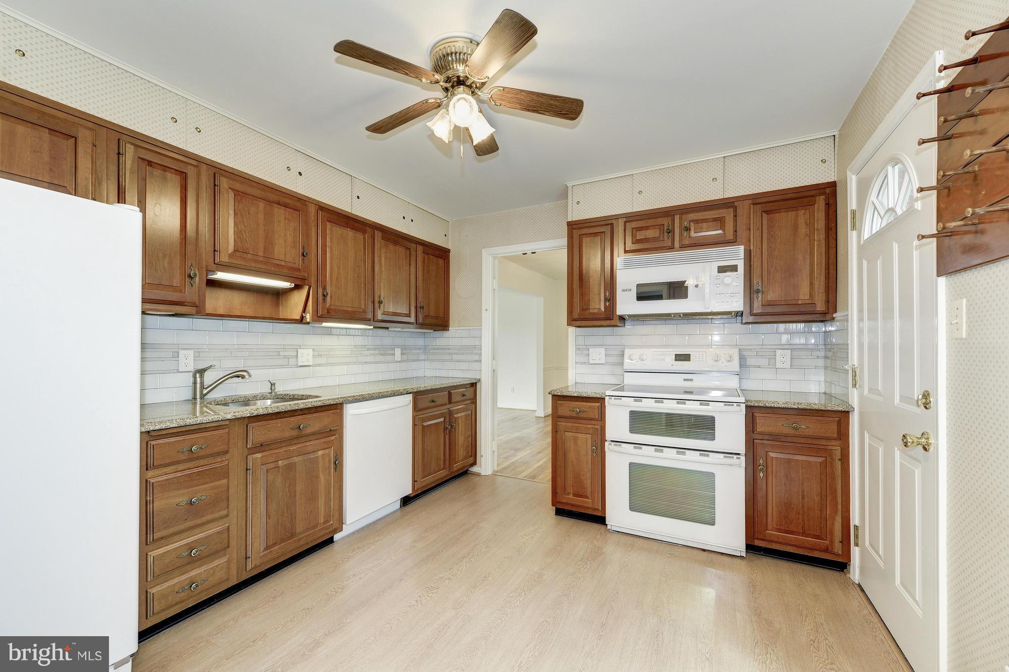 8400 Postoak Road Potomac, MD 20854 - Photo 8 of 26 Kitchen