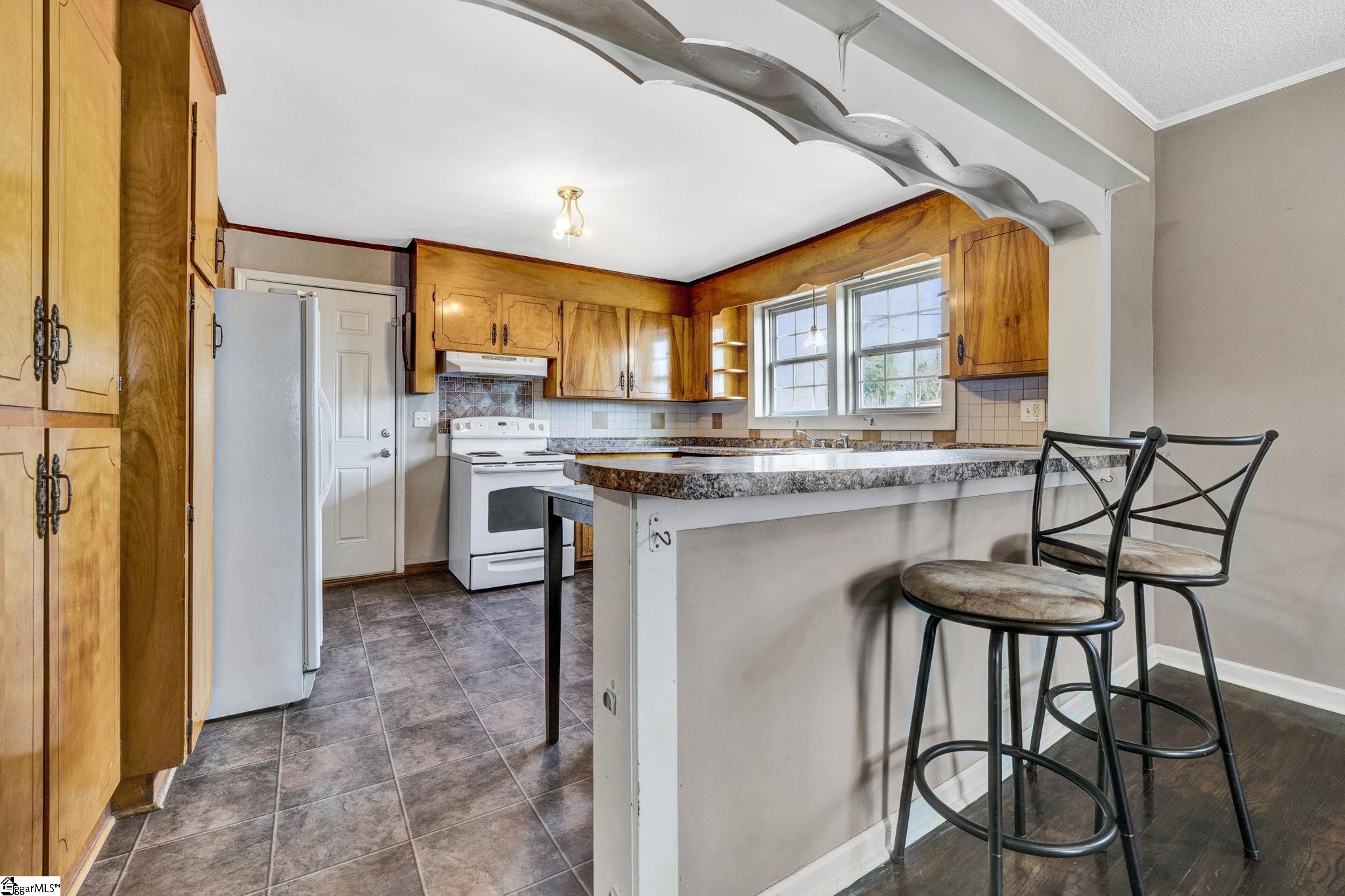 2410 Racing Road Greer, SC 29651 - Photo 4 of 31 Gallery Image 4