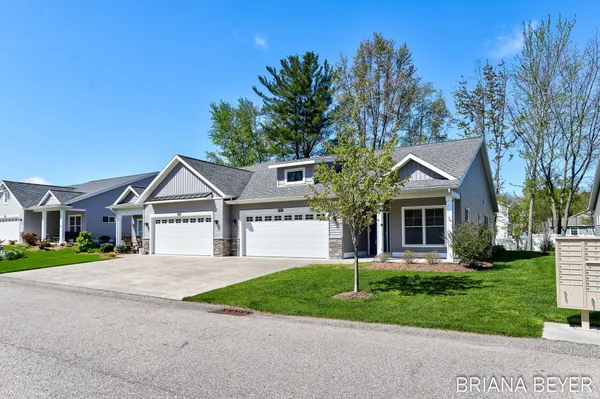 $375,000 | 1012 Maplewood Court, Holland, MI 49423