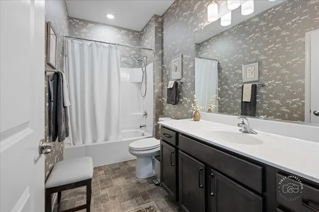 $380,000 | 320 Sussex Lane, North Aurora, IL 60542