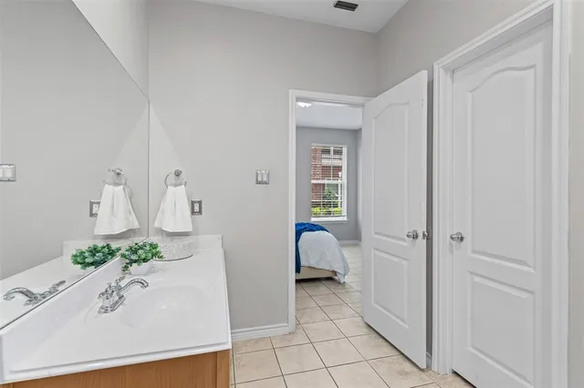 a en suite bathroom with a sink and a mirror