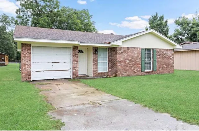 $1,600 | 245 East Smith Street, Sour Lake, TX 77659