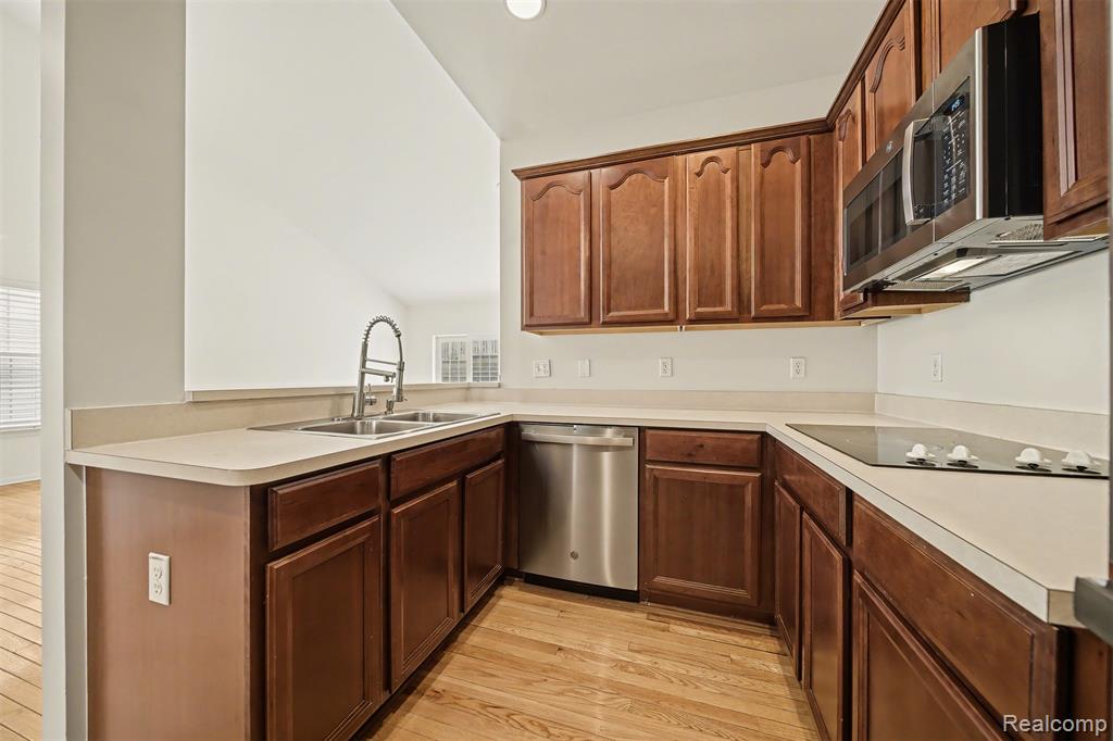 638 West Bluff Court, Unit 31 Rochester Hills, MI 48307 - Photo 10 of 49