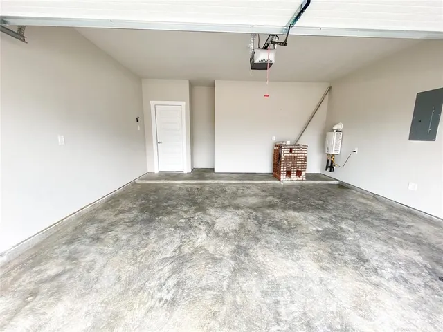 a view of a big room with closet