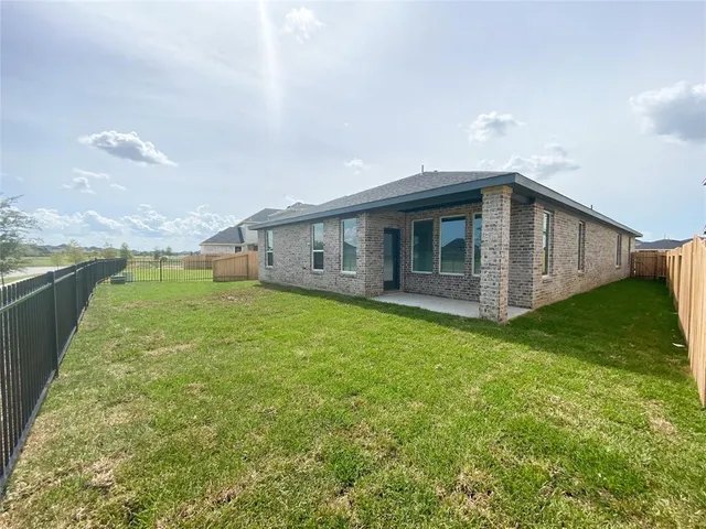 a view of a house with backyard and garden