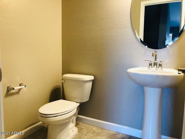 1255 North Arizona Avenue, Unit 1290 Chandler, AZ 85225 - Photo 9 of 13 a bathroom with a toilet a sink and mirror