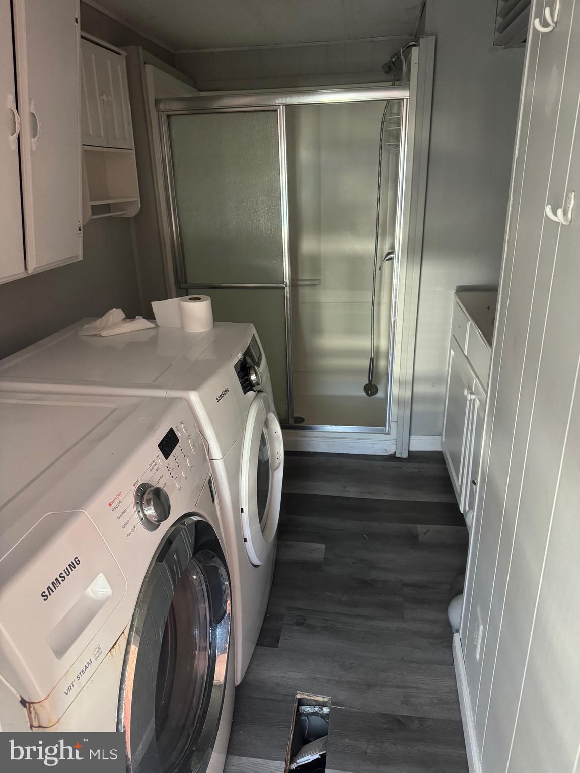 13318 Colonial Road Ocean City, MD 21842 - Photo 9 of 13 a bathroom with a bathtub and a shower