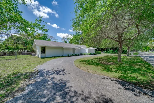 $1,590,000 | 13100 Southwest 81st Avenue, Pinecrest, FL 33156
