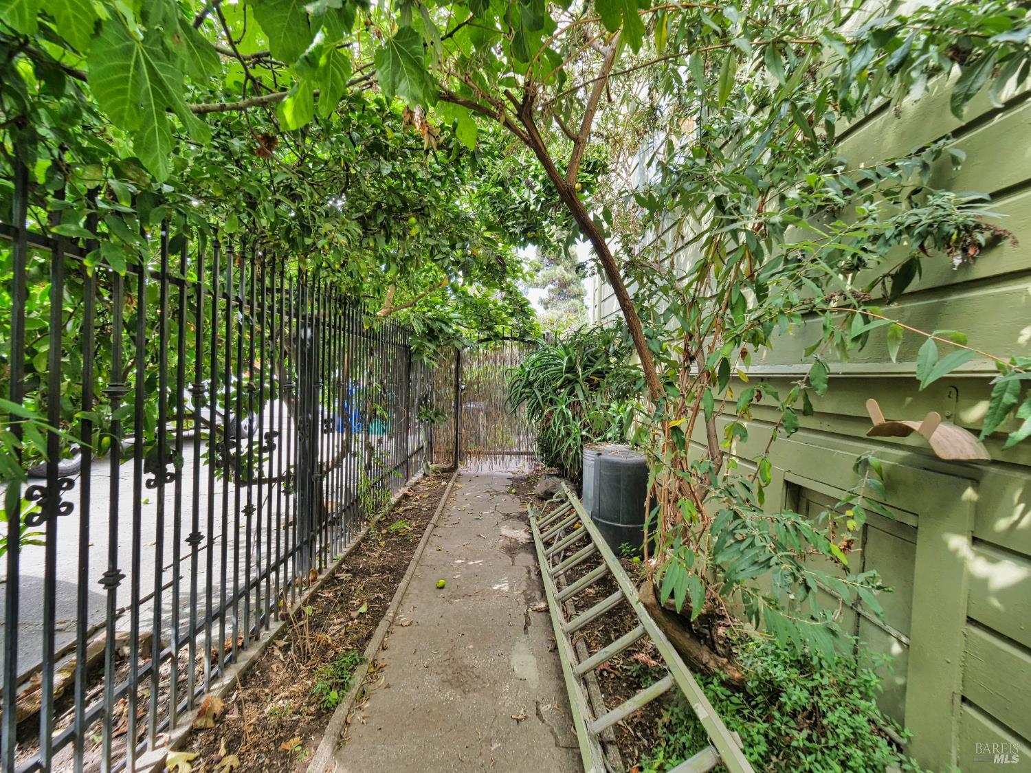 1014 Castro Street Oakland, CA 94607 - Photo 4 of 33