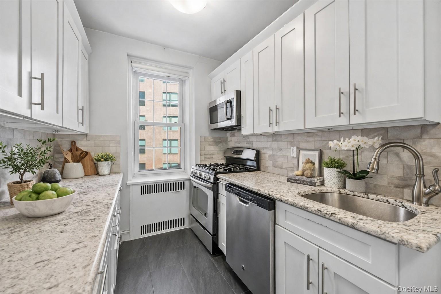 949 Palmer Road, Unit 3H Bronxville, NY 10708 - Photo 2 of 27 Virtually staged