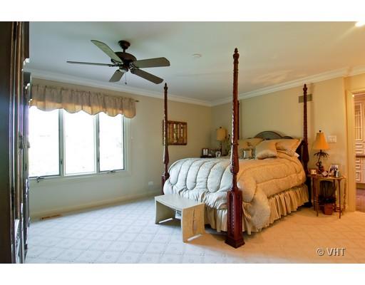 53 Park Lane, Unit 53 Park Ridge, IL 60068 - Photo 9 of 16 a bedroom with a bed and window