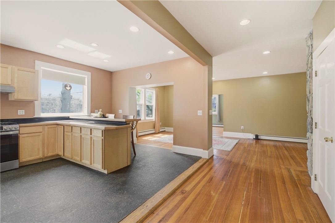 24 Spring Street Newport, RI 02840 - Photo 5 of 27
