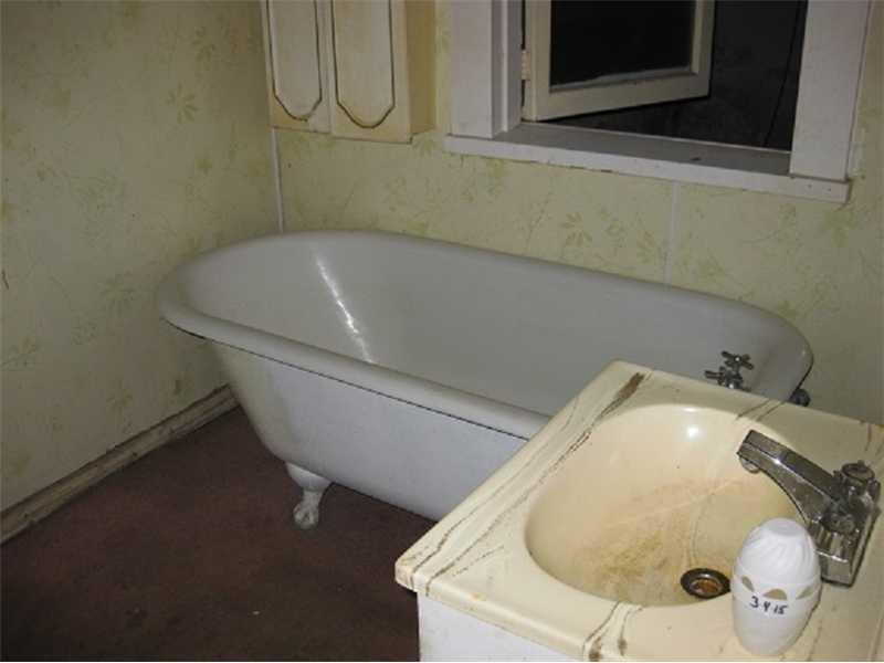 810 Pine Hollow Road McKees Rocks, PA 15136 - Photo 14 of 17 Full Bath.
