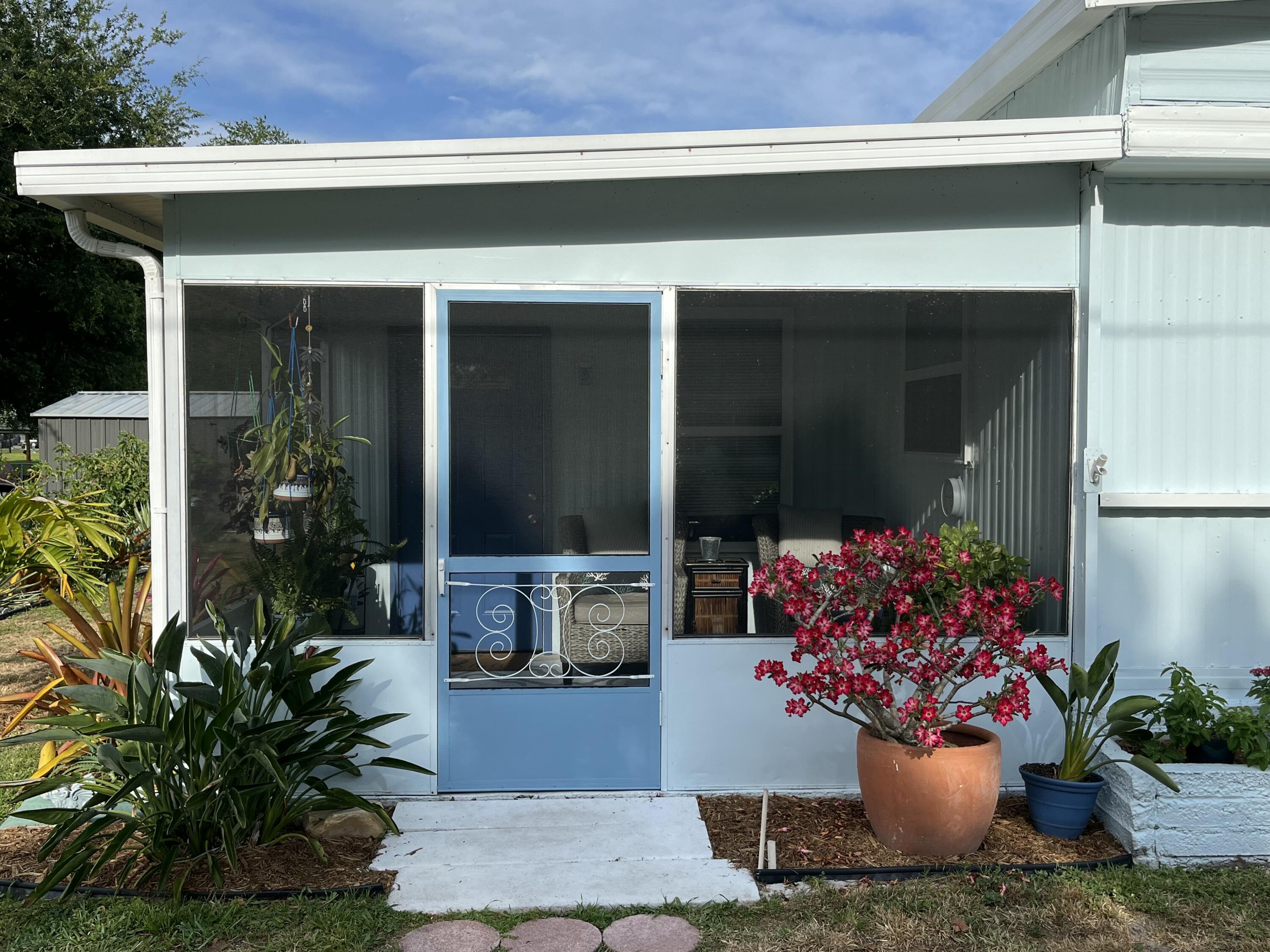 1061 Lake Circle Okeechobee, FL 34974 - Photo 2 of 41 IMG_4389