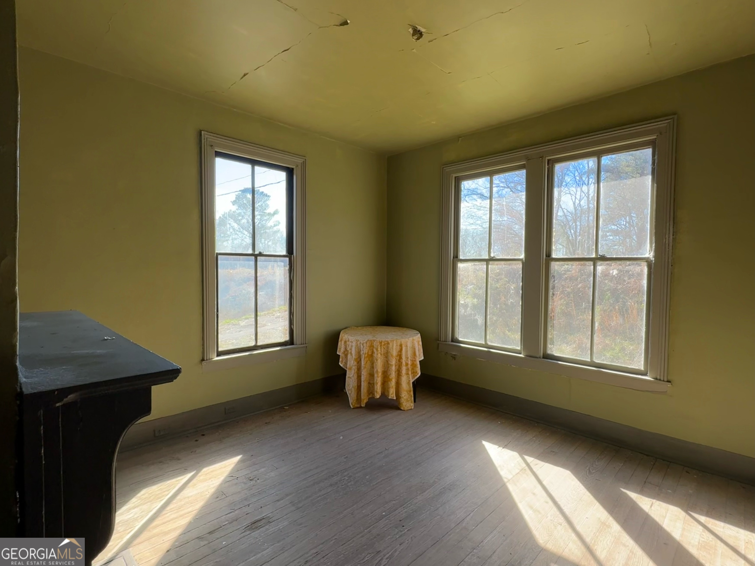 9822 Jones Street Sparta, GA 31087 - Photo 24 of 52 a room with a bed and window