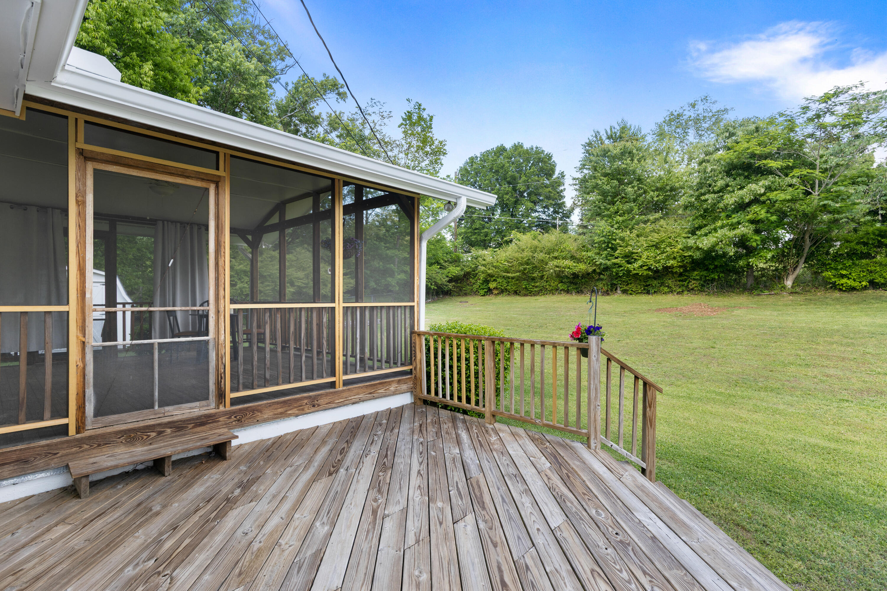 2414 Standifer Gap Road Chattanooga, TN 37421 - Photo 22 of 40 Sunroom & Decking