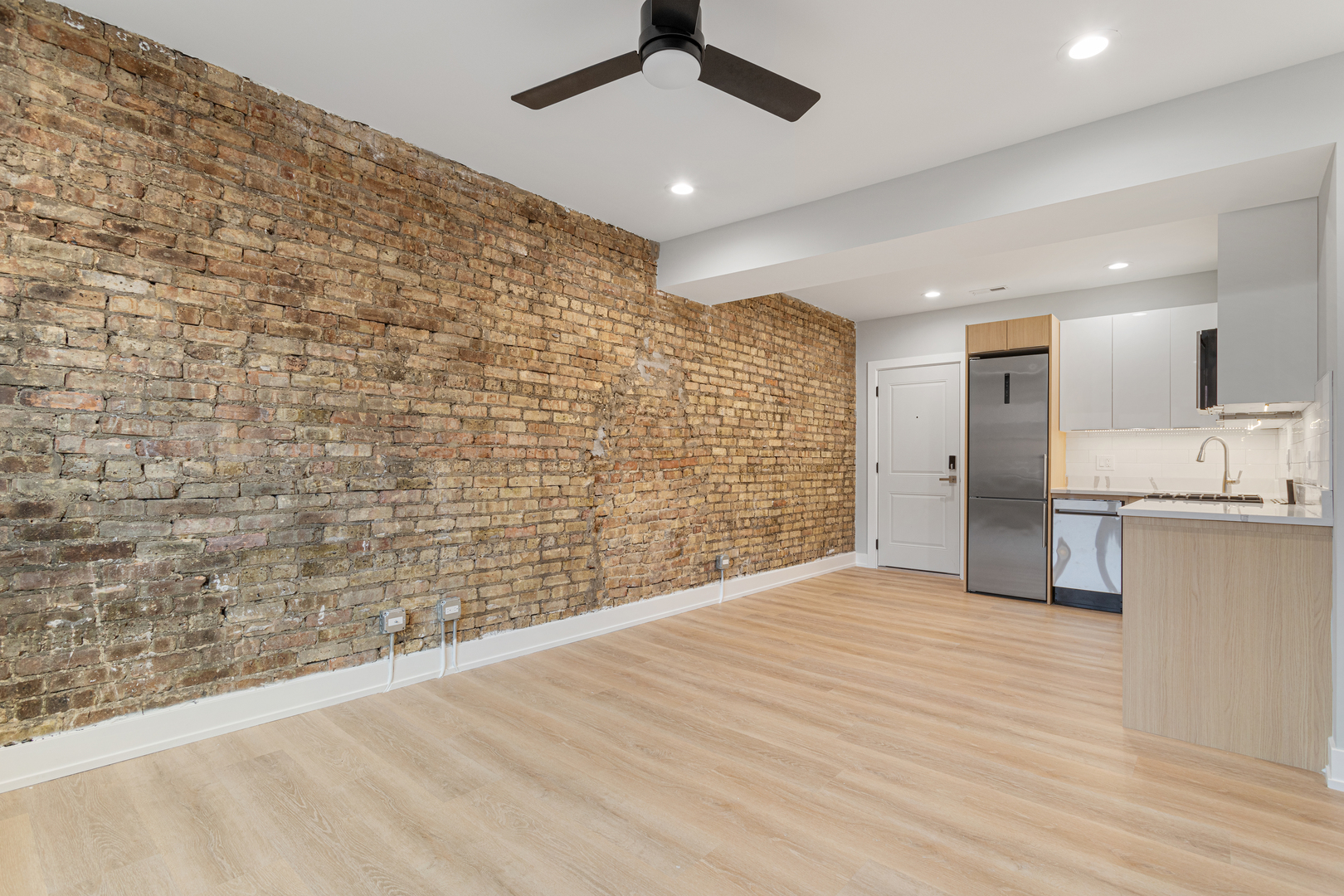 1556 West Juneway Terrace, Unit 3K Chicago, IL 60626 - Photo 4 of 17 a view of an empty room with kitchen and a window