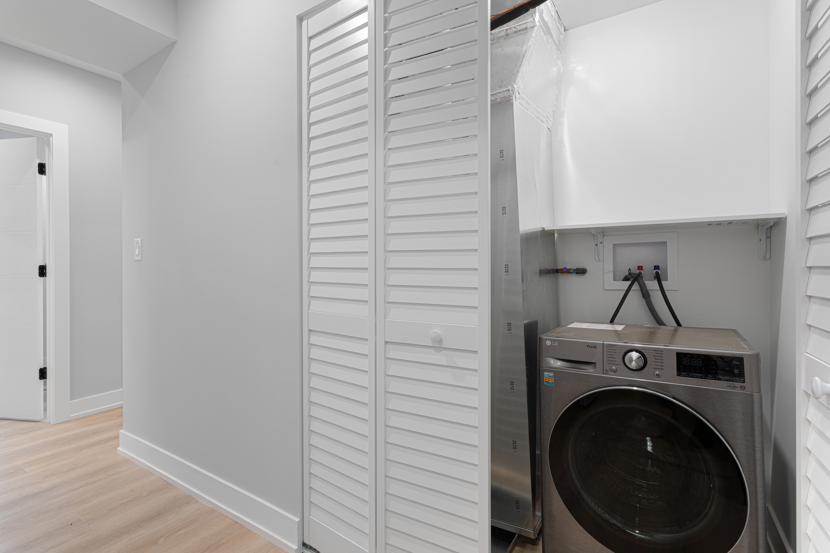 1556 West Juneway Terrace, Unit 3K Chicago, IL 60626 - Photo 7 of 17 a utility room with dryer and washer