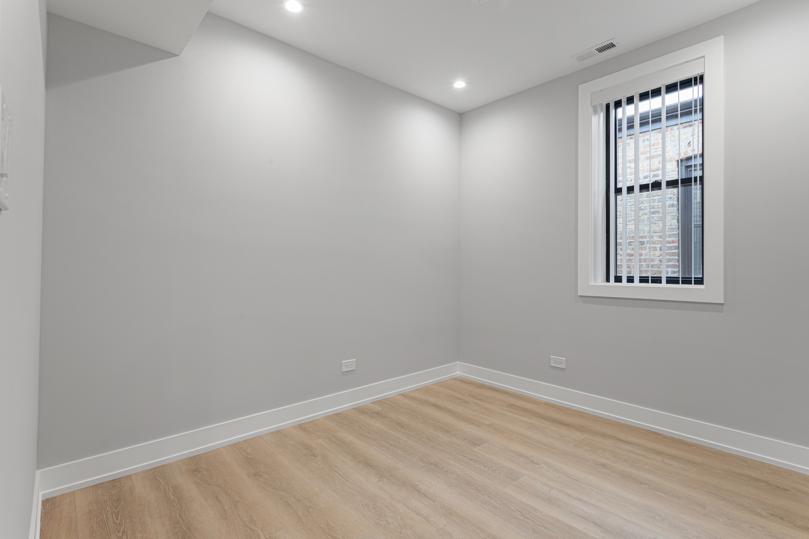 1556 West Juneway Terrace, Unit 3K Chicago, IL 60626 - Photo 9 of 17 an empty room with a window